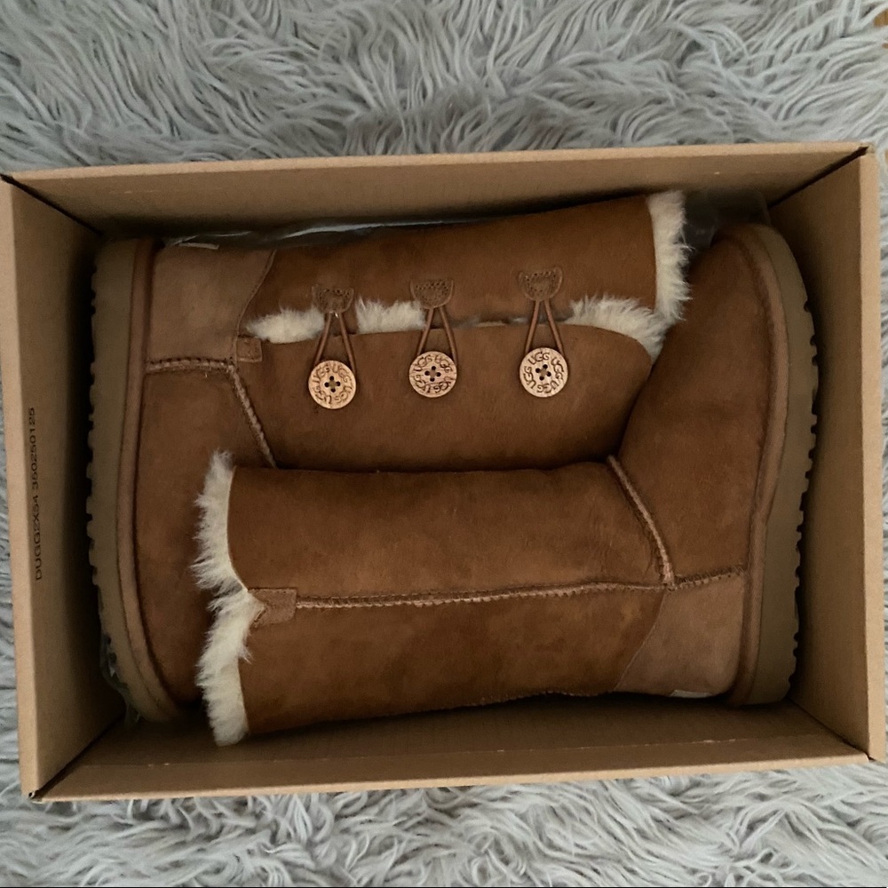 Never Worn -Ugg Bailey Triple Button Boots